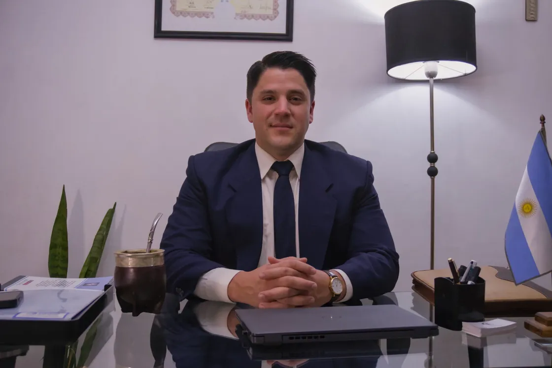 Franco Romero sentado en su estudio jurídico